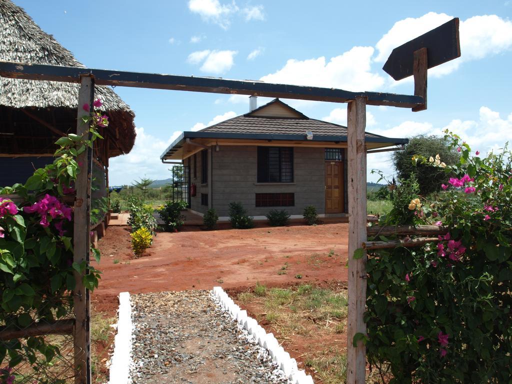 Voi Lutheran Guesthouse Exterior foto